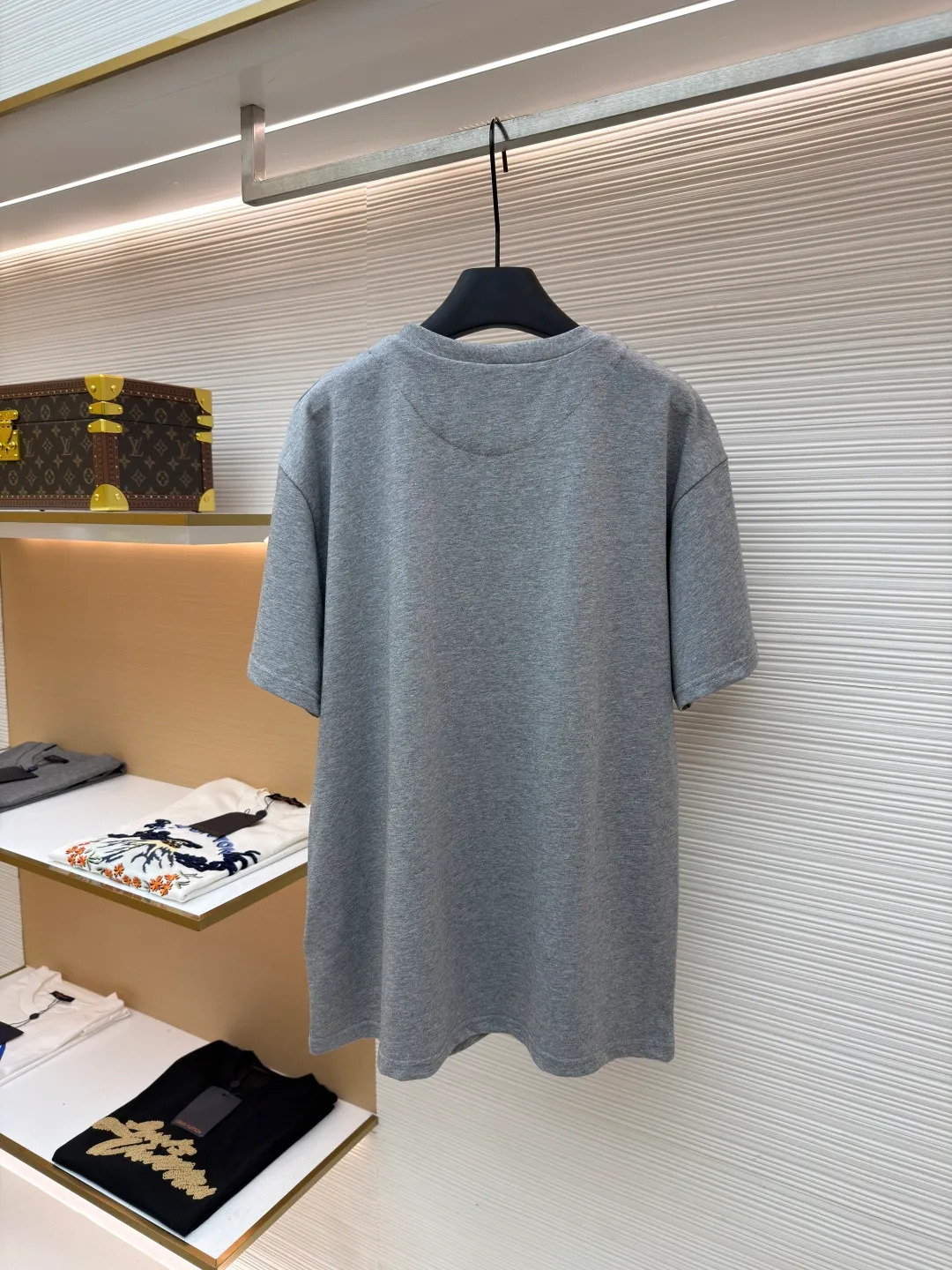 LOUIS VUITTON SKI Ski Sleeve Round Neck Short Sleeve ●Original version: purchased and developed for 7950 ●Item No.: 1681416-A15 ●Fabric: 100% cotton ●Technology: Patch printing ●Color: Gray ●Type: Fitted version ●Weight: about 300g ●Size: XS-S-M-L ●Description: This T-shirt is made of 100% cotton fabric, which is skin-friendly, breathable and has a good drape. The neckline is a round neck design, processed by double-needle hemming process, and the collar shape is flat and not easy to deform. The chest badge uses a combination of hand embroidery + patching technology. Multiple badges with different patterns are sewn in precise alignment. The embroidery stitches are fine, the patch edges are flat, the colors are rich and the layers are clear, creating a decorative effect with great visual impact. The overall cut is a loose-shouldered silhouette, and the multi-piece structural splicing ensures comfort and freedom when wearing. The fabric has been dyed through an environmentally friendly dyeing process. The gray color is uniform and has excellent color fastness. It is a personalized item that combines exquisite embroidery technology with a casual T-shirt style. It has both fashion sense and wearing comfort. The overall wiring is straight and delicate, the fabric is comfortable and soft, and the color is consistent without color difference. It can be matched with the same style to create a fashionable look and control various occasions. Customized accessories, complete with three standards, same style for men and women!